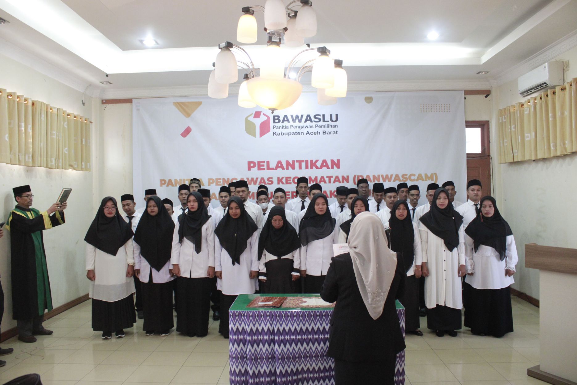 Pelantikan dan Pembekalan Panitia Pengawas Kecamatan (Panwascam) Terpilih Dalam Pemilu 2024 Kabupaten Aceh Barat
