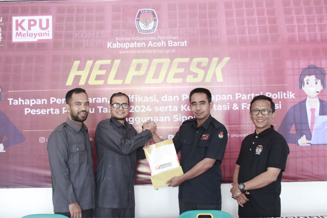 Penyerahan Berkas Formulir Aduan Masyarakat Atas Pencatutan NIK KTP di SIPOL ke KIP Aceh Barat