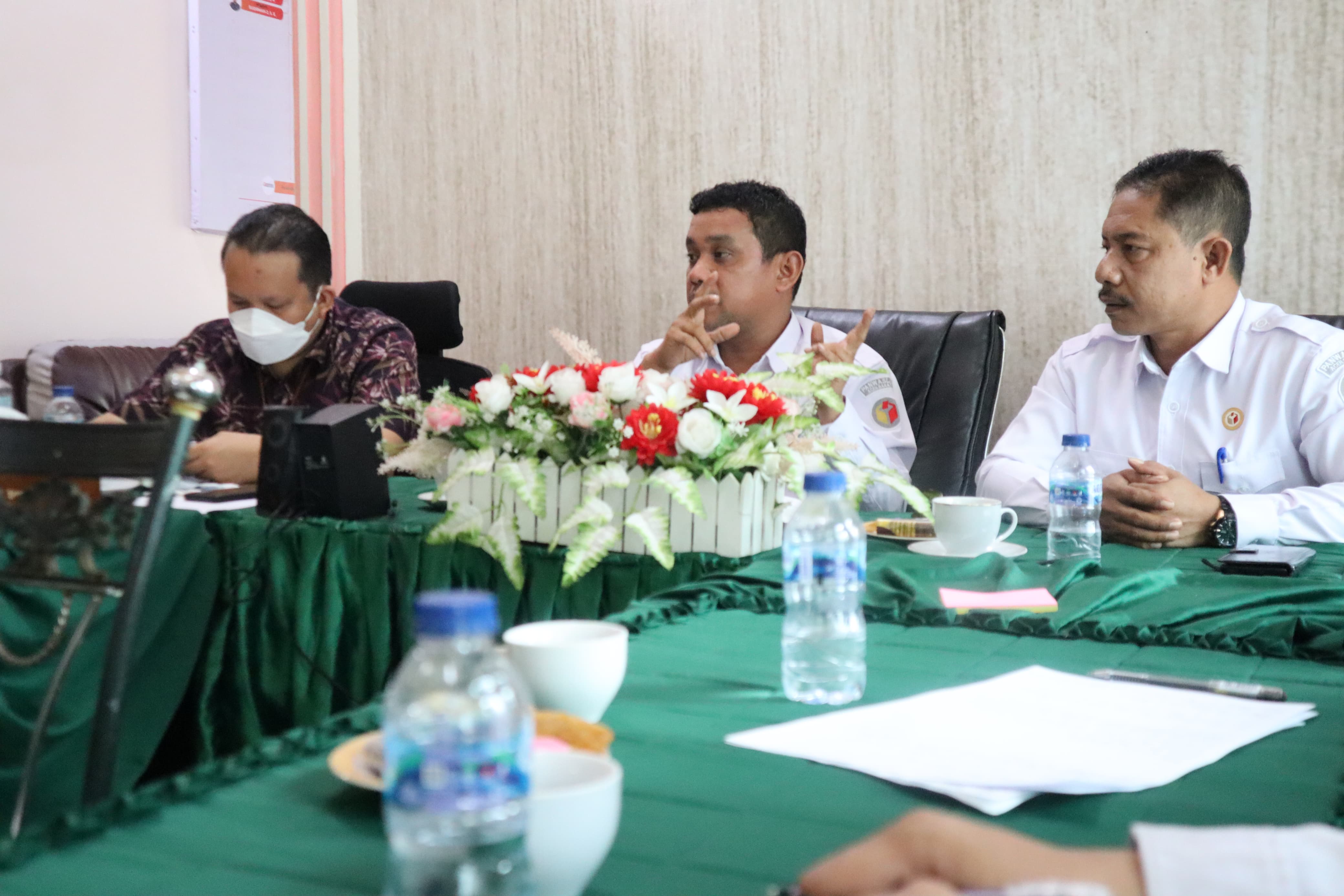 Anggota Bawaslu Kabupaten Aceh Barat Sudirman Z (Tengah) dalam audiensi kunjungan kerja dari Komnas Ham Perwakilan Aceh di Sekretaraiat Panwaslih Kabupaten Aceh Barat, Rabu (24/01/2024)./Photo: Aulia Abdi