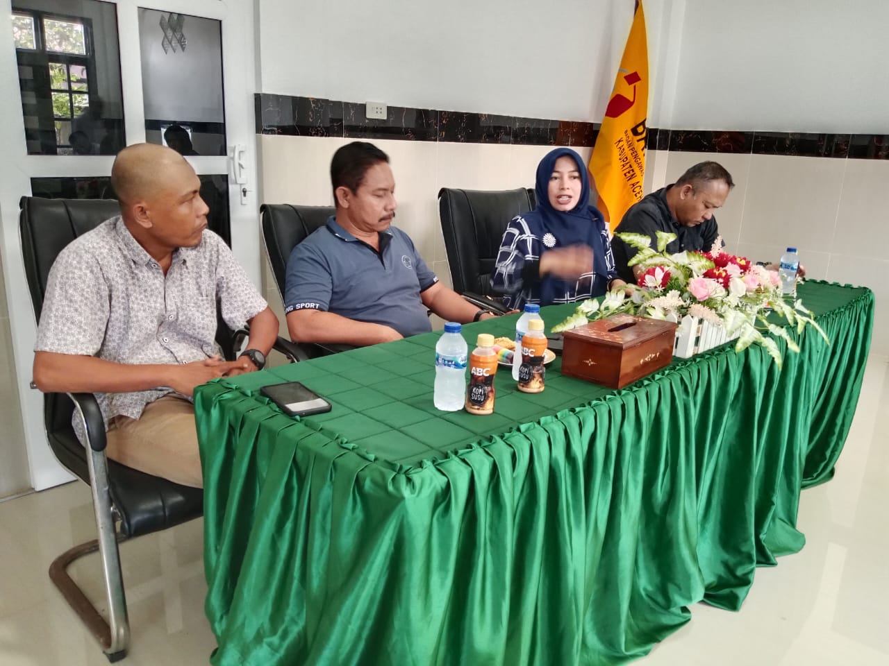 Anggota Panwaslih Provinsi Aceh, Maitanur dalam arahannya di kegiatan Monitoring dan Evaluasi di Sekretariat Panwaslih kabupaten Aceh Barat, Rabu (12/02/2025)