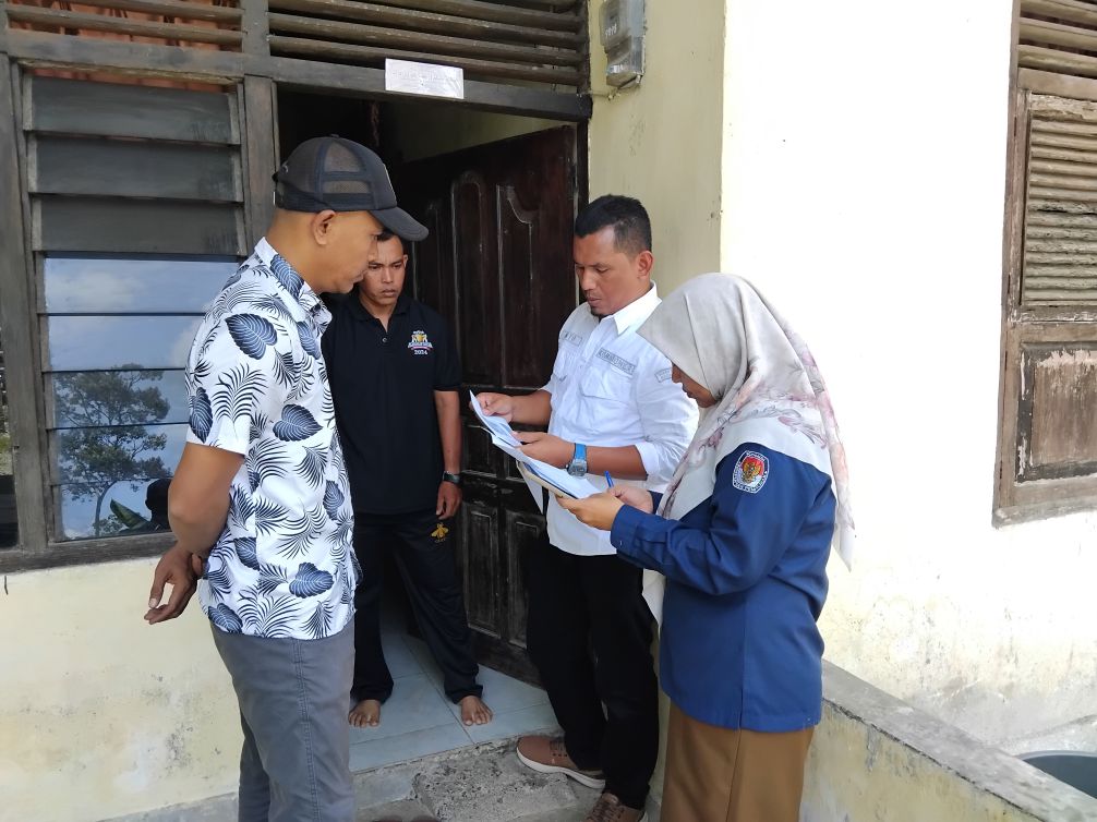 Ketua Panwaslih Kabupaten Aceh Barat dalam pengawasan encocokan dan penelitian (coklit) terbatas terhadap data pemilih di Kecamatan Kaway XVI, Selasa (26/08/2025)