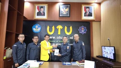 Penyerahan Buku Hasil Pengawasan Pemilu Tahun 2024 kepada Rektor Universitas Teuku Umar