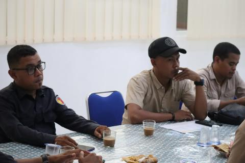 Anggota Panwaslih Kabupaten Aceh Barat, Haswandi. S. P dan Sudirman, S. E.