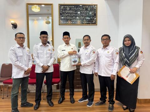 Penyerahan buku hasil pengawasan dengan judul " Memori Pengawasan Pemilu 2024 di Bumi Teuku Umar" kepada Bupati Aceh Barat