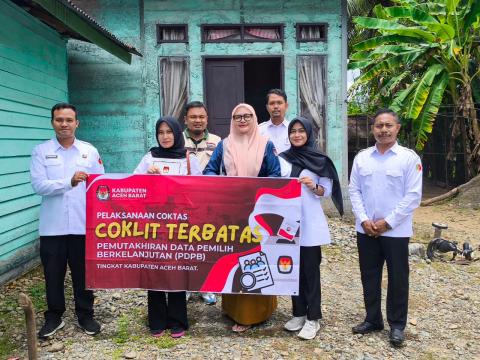 Jajaran Panwaslih Kabupaten Aceh Barat mengawasi Coktas pada hari kedua, Kamis (27/08/2025)0