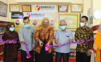 Launching pojok pengawasan di UTU Meulaboh, Marini "pentingnya keterlibatan masyarakat dalam mengawal demokrasi"