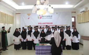 Pelantikan dan Pembekalan Panitia Pengawas Kecamatan (Panwascam) Terpilih Dalam Pemilu 2024 Kabupaten Aceh Barat