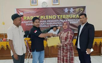 Penyerahan Berita Acara Rapat Pleno Terbuka Rekapitulasi Tingkat Kabupaten Pada Pemilihan Umum Tahun 2024 oleh Ketua Komisi Indipenden Pemiihan (KIP) Aceh Barat, Cici Damayanti